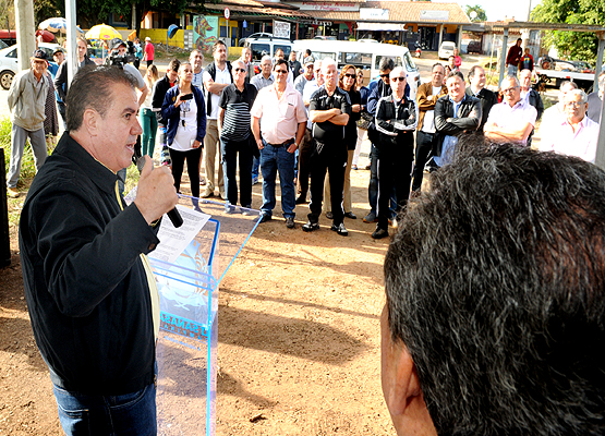 Prefeito fala em cerimônia de entrega de obra da Sanasa