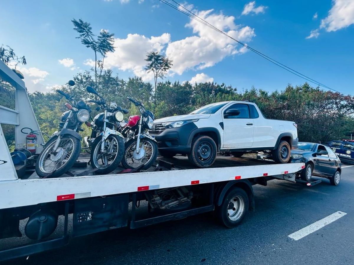 Quatro motos e três carros foram recolhidos ao Pátio Municipal