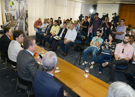 Parceiros e autoridades compareceram ao evento na Sala Azul