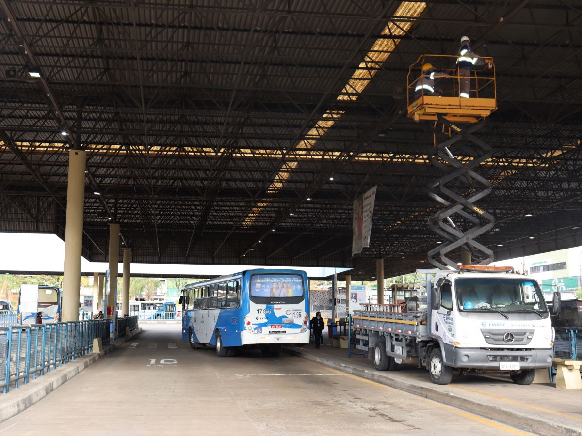 Equipe trabalha na substituição de lâmpadas no Terminal Ouro Verde