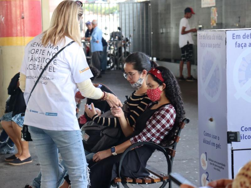 Poemas se transformaram em presentes, em meio ao movimento do terminal