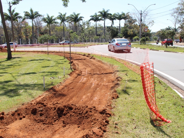 Ciclovia está em construção no canteiro da avenida