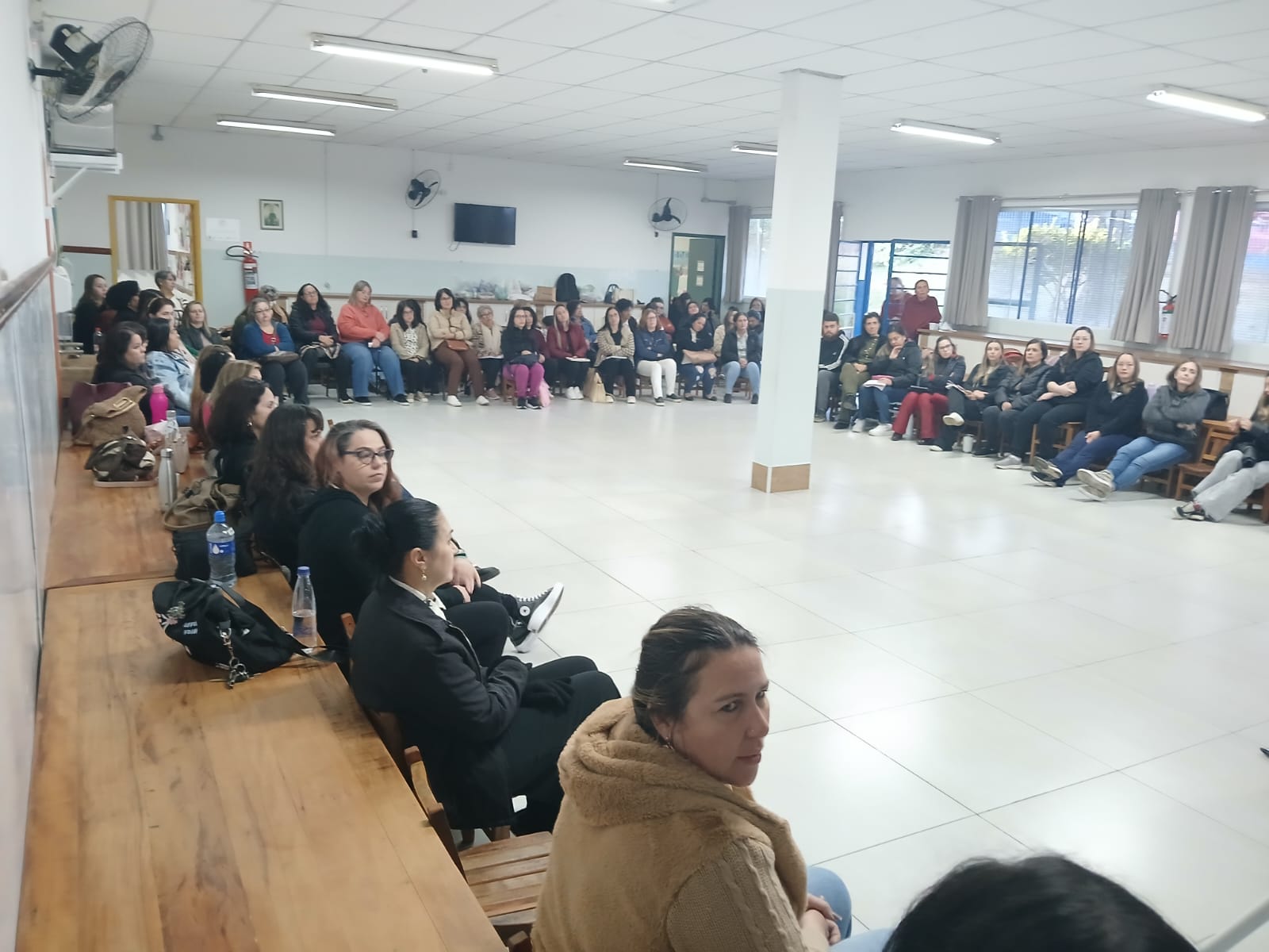 Servidores reunidos para refletir sobre as novas configurações familiares