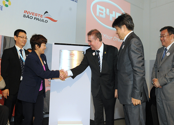 Prefeito cumprimenta Stella Li, vice-presidente da BYD