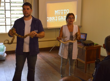 Especialistas mostraram como manejar as serpentes