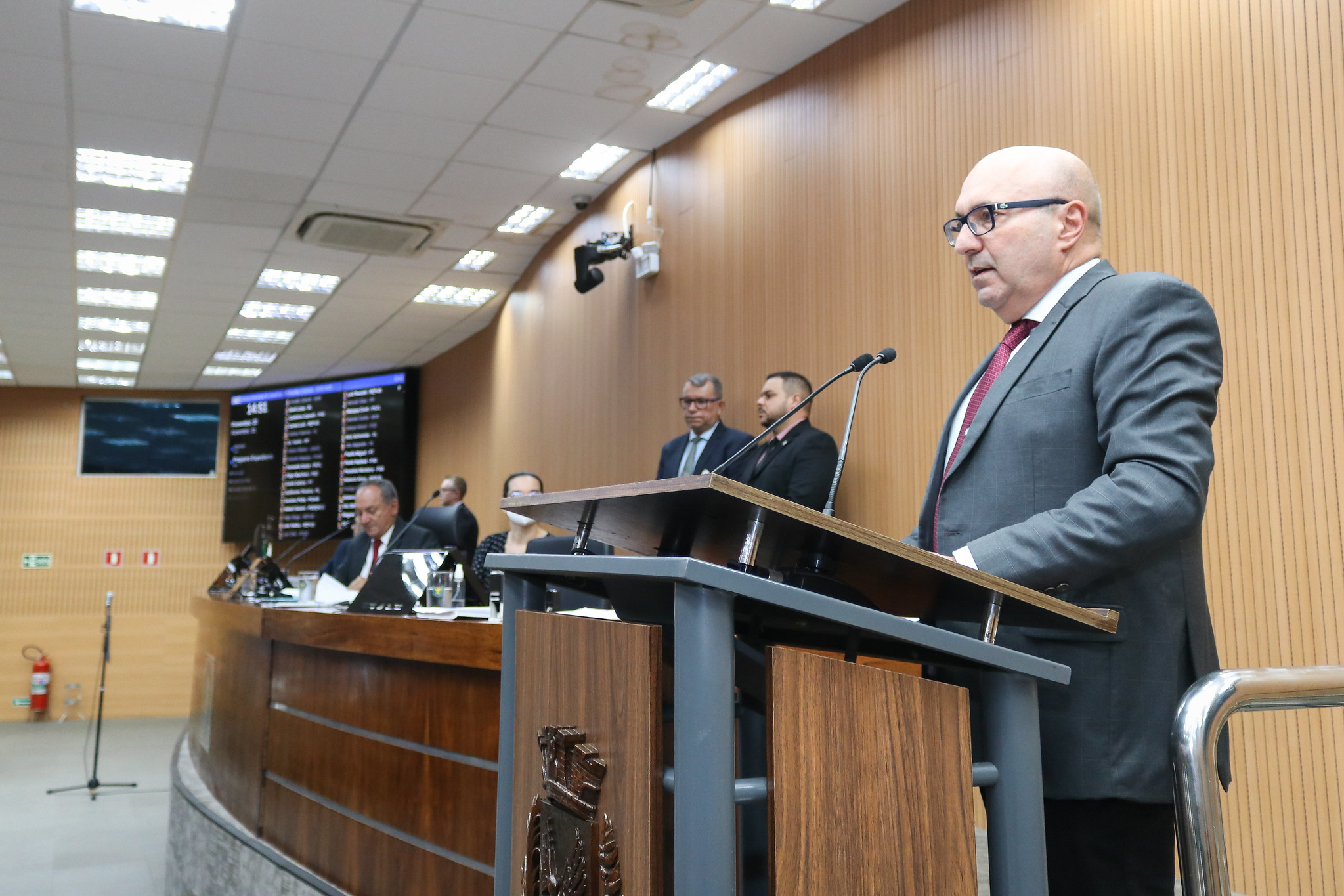 Setores como transporte, saúde e educação também tiveram lugar na fala do prefeito aos vereadores