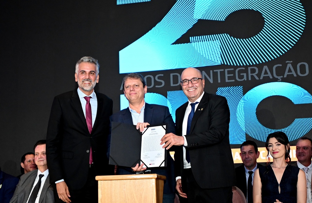 O ex-presidente do Conselho da RMC, Gustavo Reis; o novo presidente, Dário Saadi e o governador Tarcísio de Freitas