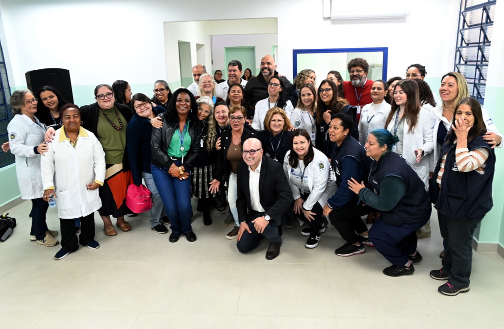 O prefeito Dário Saadi com a equipe do CS Valença: reforma melhora condições de trabalho