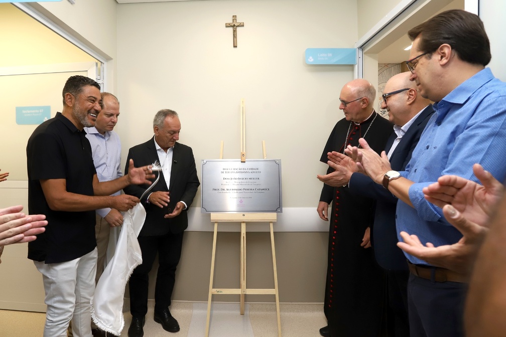 O prefeito Dário Saadi com autoridades e representantes da PUC-Campinas durante a solenidade