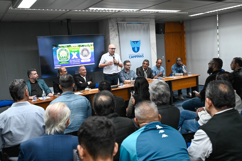 O prefeito Dário Saadi fala durante anúncio do jogo comemoratico beneficente: esporte e solidariedade