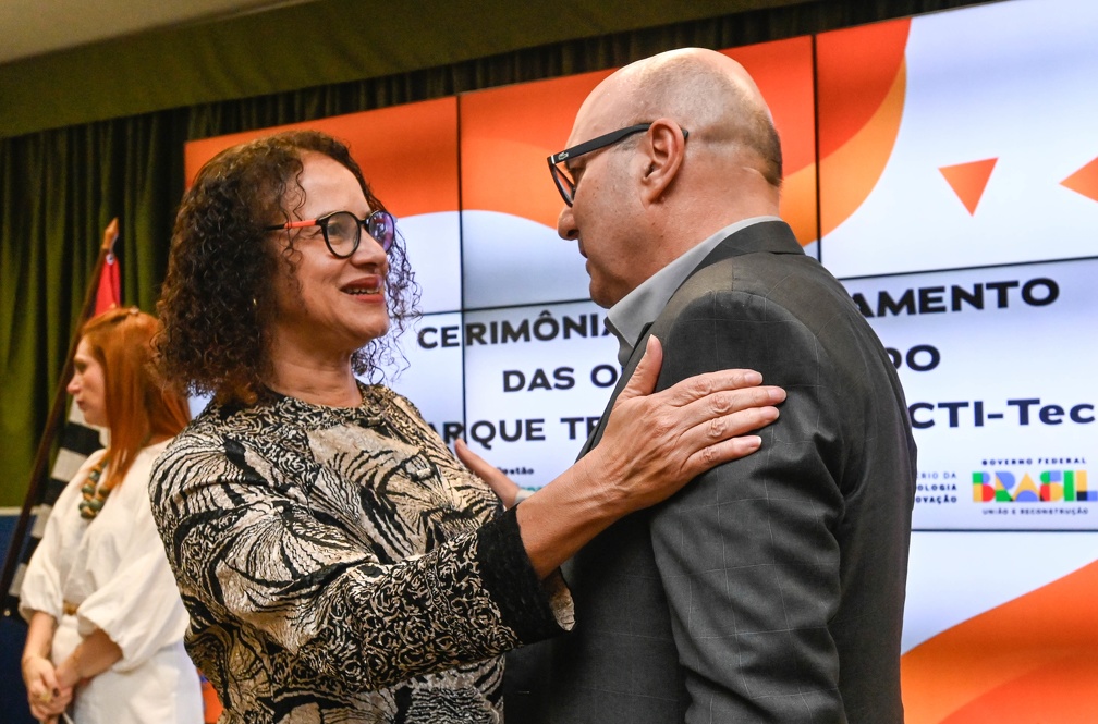 Dário com a ministra da Ciência e Tecnologia, Luciana Santos