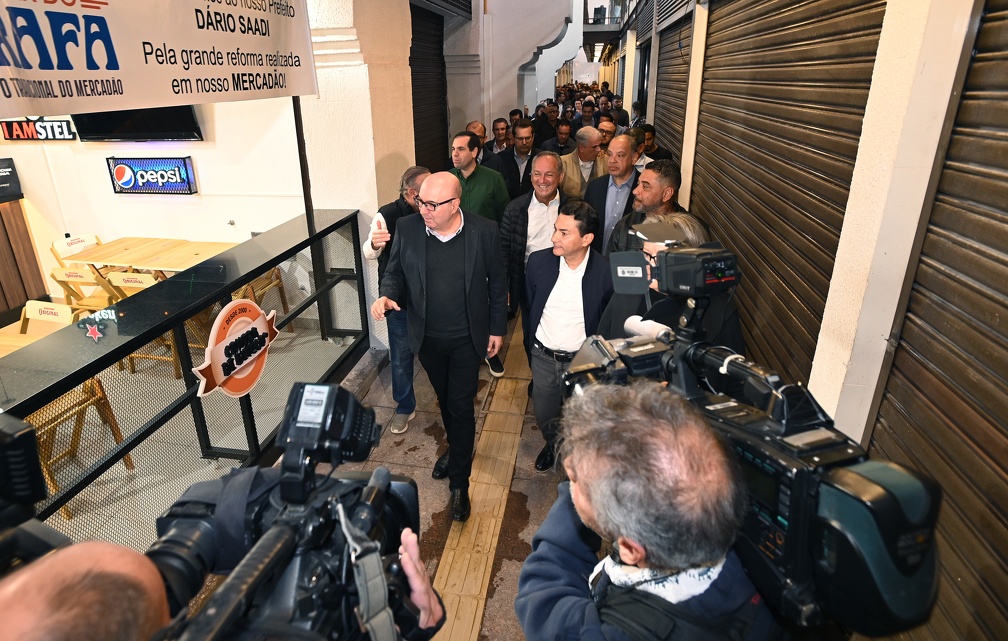 O prefeito Dário Saadi comandou a visita guiada para a imprensa e convidados no Mercadão
