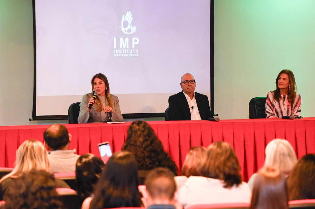 A secretária de Políticas para as Mulheres, Alessandra Herrmann; o prefeito Dário Saadi e a deputada estadual Valéria Bolsonaro na mesa do evento