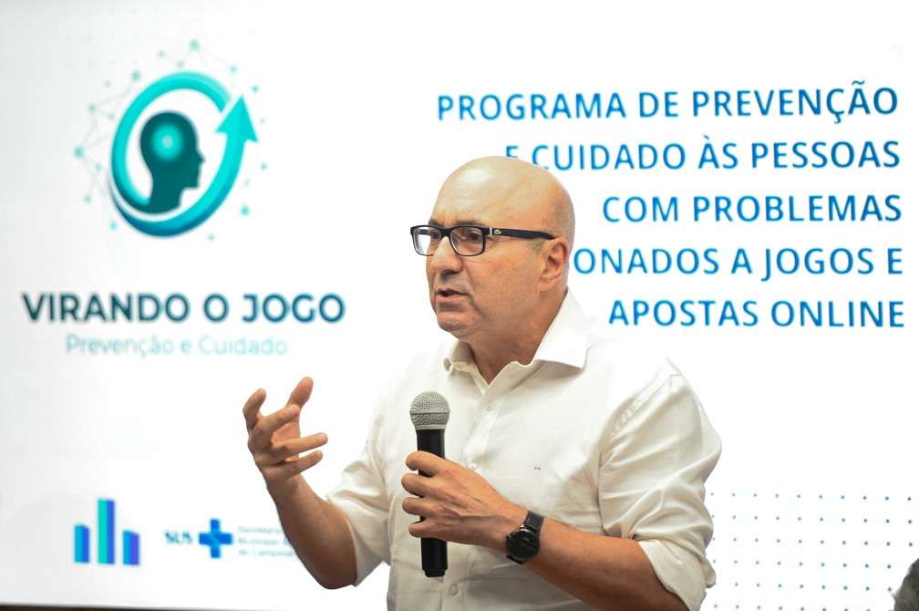 O prefeito Dário Saadi durante lançamento do programa: rede estruturada para atender pacientes que hoje comprometem a renda familiar com apostas