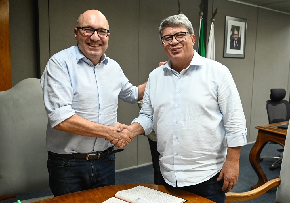 Dário Saadi e Wanderley de Almeida no gabinete do prefeito