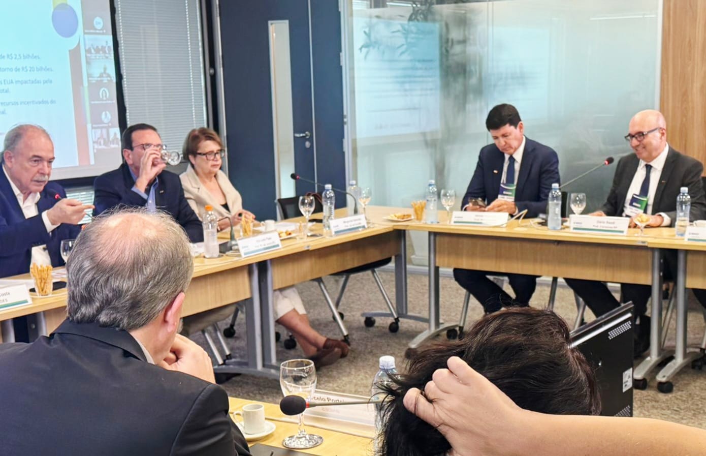 O encontro também reuniu prefeitos e vice-prefeitos de 14 municípios exportadores, na sede do banco