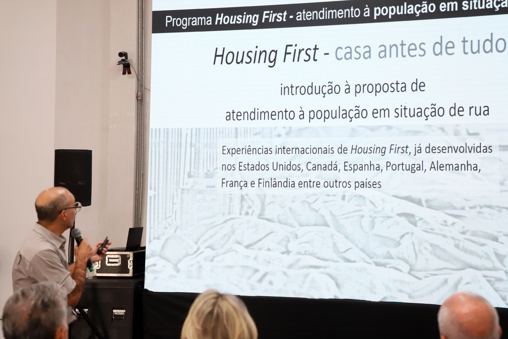 O modelo Housing First é uma política pública que propõe oferecer moradia imediata, sem pré-condições, como estratégia para reverter ciclos de vulnerabilidade e exclusão social