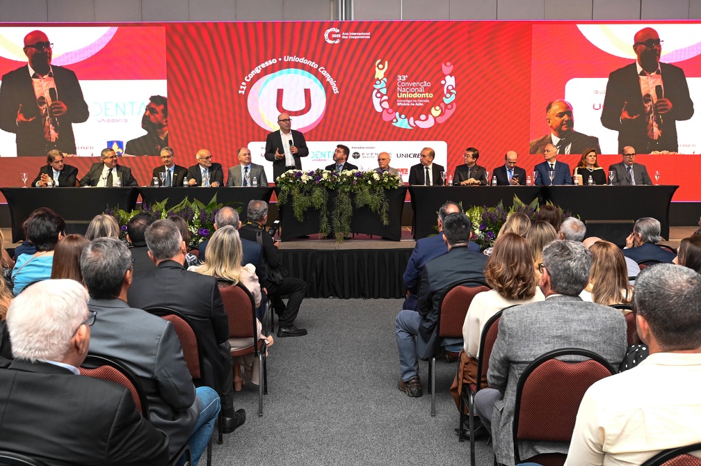Dário participou da abertura do 11º Congresso Uniodonto com foco em inovação e cooperativismo na odontologia