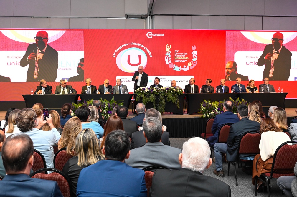 Evento reúne especialistas e apresenta inovações em cirurgia estética, restaurações e uso de laser na odontologia