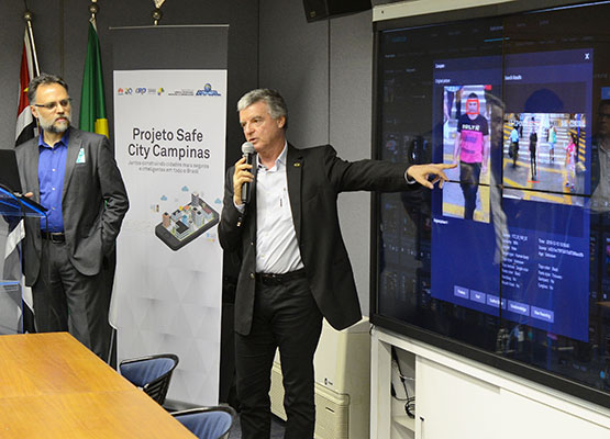 Diretor da Cimcamp mostra o funcionamento do mecanismo