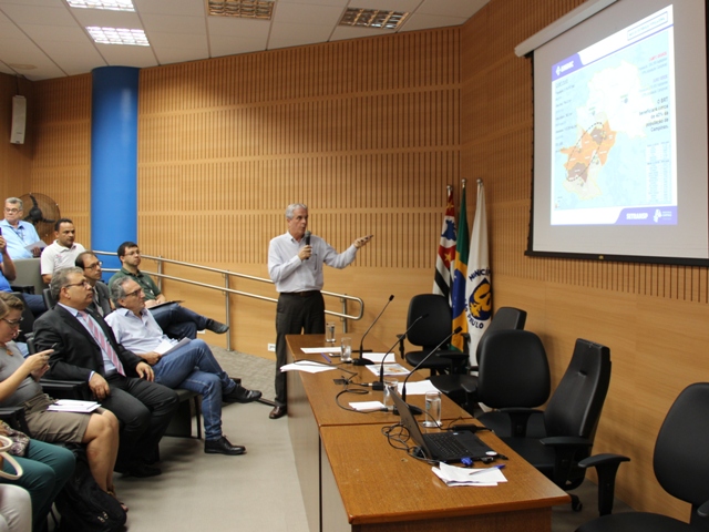 Secretário Barreiro explica, aos vereadores, o andamento das obras dos corredores do BRT