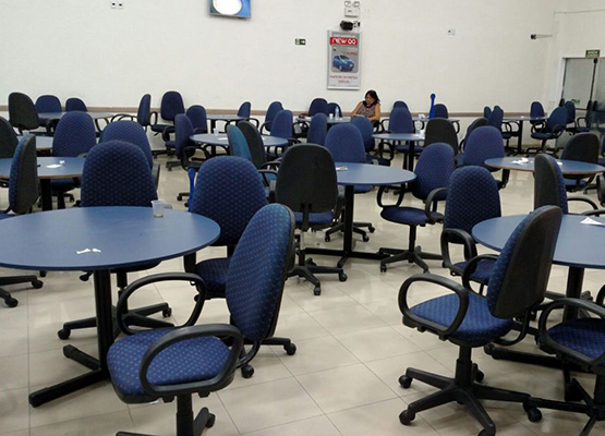 O salão tinha várias mesas