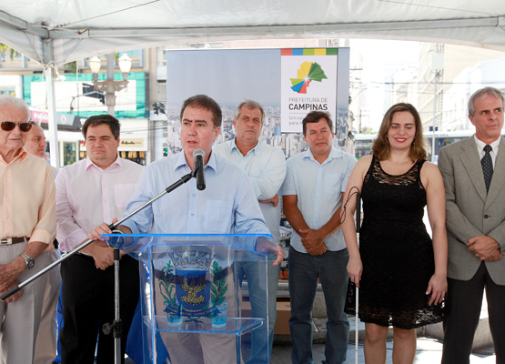 Prefeito discursa
