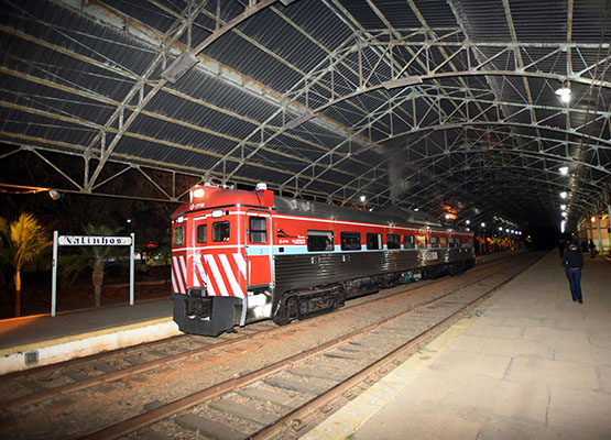 Automotriz aguarda passageiros na estação