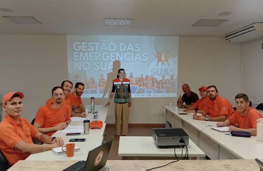 A representante da Secretaria de Assistência Social, Kesia Oliveira, mostrou como assegurar condições adequadas de acolhimento a famílias afetadas por desastres