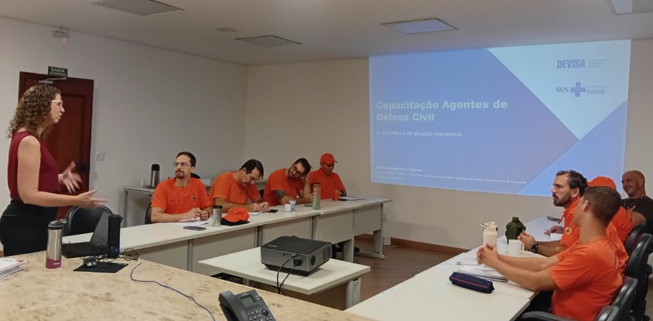 A assessora técnica da Saúde, Priscilla Pegoraro, mostrou como a articulação entre diferentes áreas amplia a eficiência do atendimento 