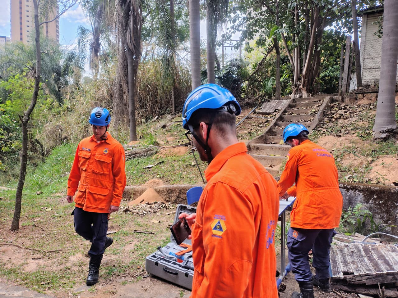 Agentes da Defesa Civil realizaram simulado em área de demolição 