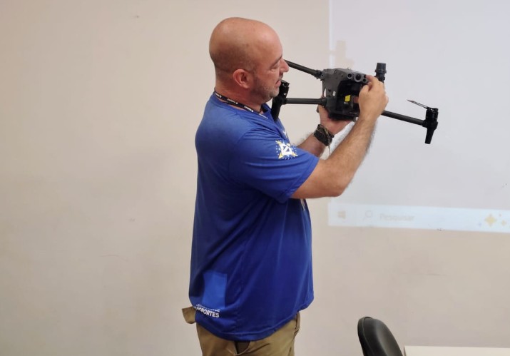 Marcelo Tortorelli, técnico em mobilidade urbana da Emdec, apresenta funcionamento de drones