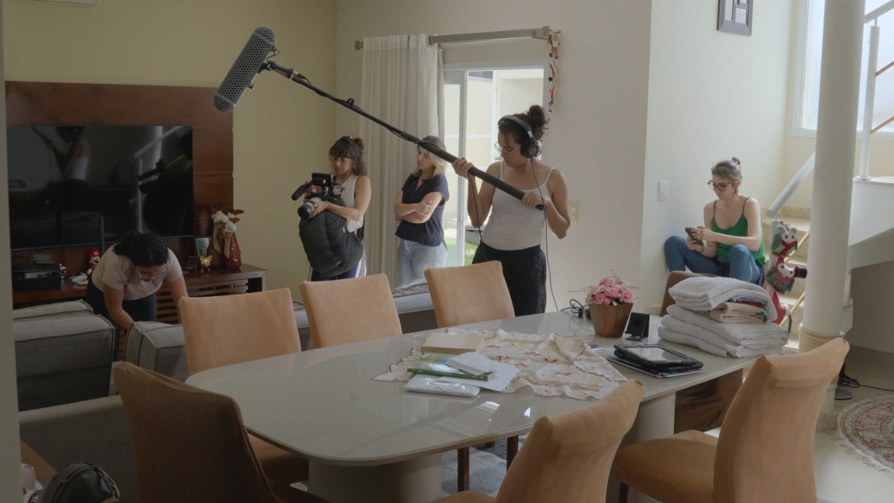 O filme acompanha a trajetória de Rose, uma diarista do interior de São Paulo que, há quase quatro décadas, convive com a dor de ter sido separada de seus dois irmãos biológicos