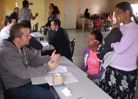 Moradoras recebem orientações e esclarecem dúvidas