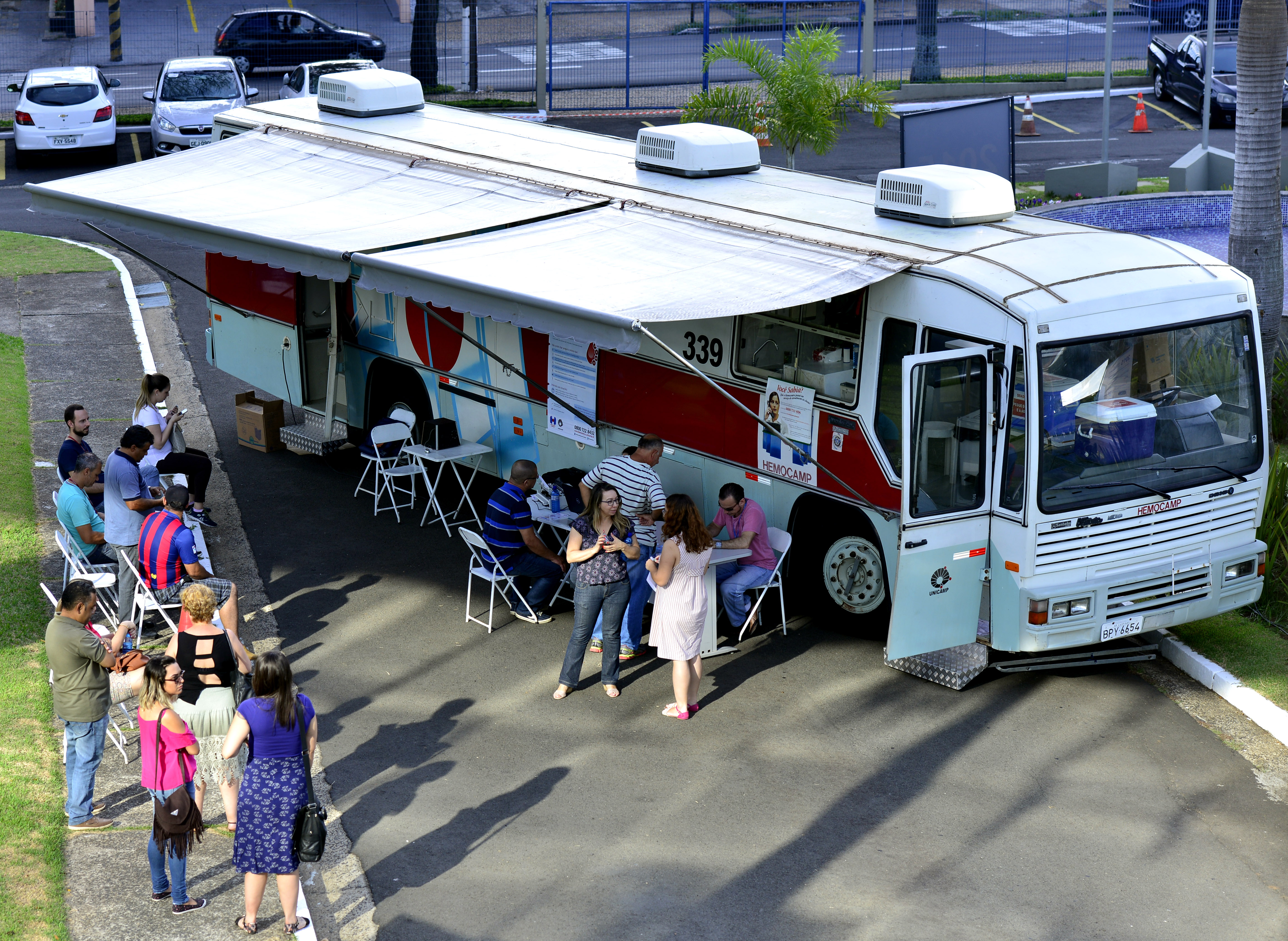 Voluntários passam pela triagem