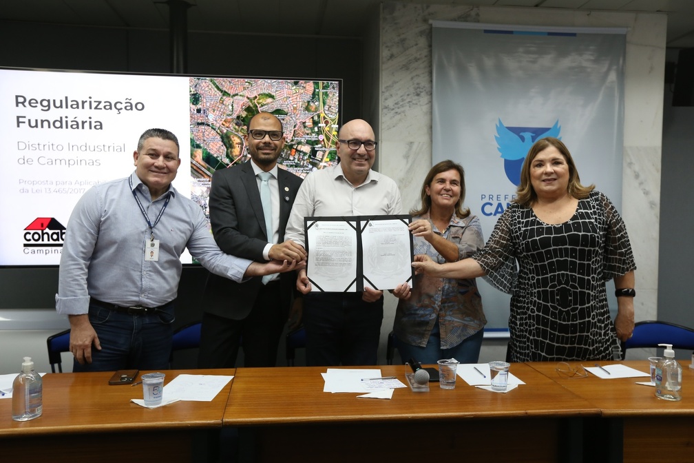 Representantes das empresas regularizadas e vereadores participaram da cerimônia