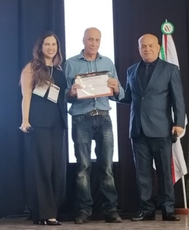 O coordenador regional e diretor da Defesa Civil de Campinas recebeu certificado pela participação 