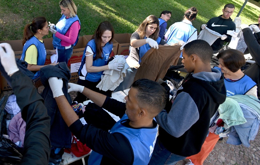 Durante toda a manhã, a esquina da Avenida Anchieta com a Rua Barreto Leme tornou-se um ponto de encontro entre o frio do outono e o calor humano