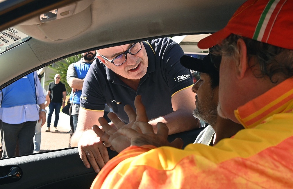 Durante toda a manhã, a esquina da Avenida Anchieta com a Rua Barreto Leme tornou-se um ponto de encontro entre o frio do outono e o calor humano