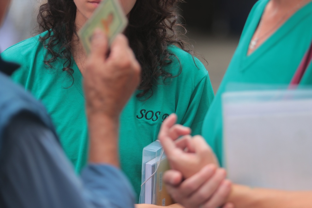 O trabalho soma orientação, busca de documentos e suporte para acesso à proteção social