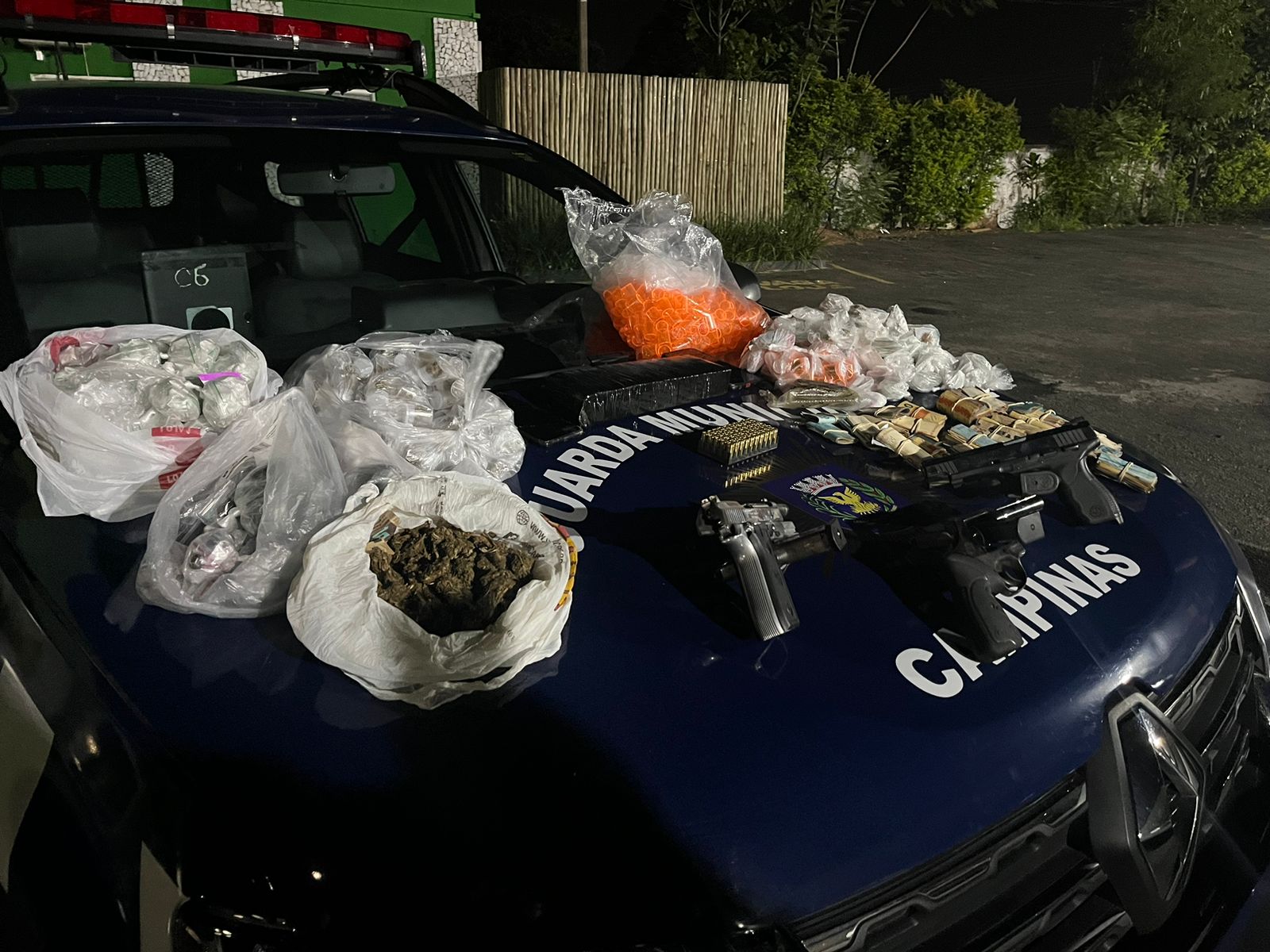 Foram apreendidos 2,996 quilos de maconha, 330 gramas de crack, 98 gramas de haxixe e 15 gramas de cocaína, além de três armas de fogo e munições calibre 38 e 9mm