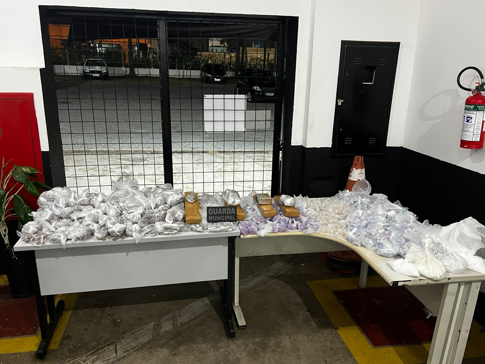 Mais de 30 kg de entorpecentes foram apreendidos pela Guarda Municipal em imóvel abandonado no Jardim Santo Antônio, em Campinas