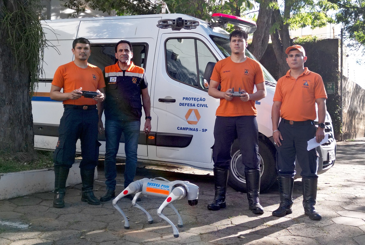 Enquanto o drone realiza o reconhecimento aéreo, o cão robô faz a inspeção terrestre, identificando riscos como estruturas comprometidas, fios energizados, vazamentos e produtos perigosos