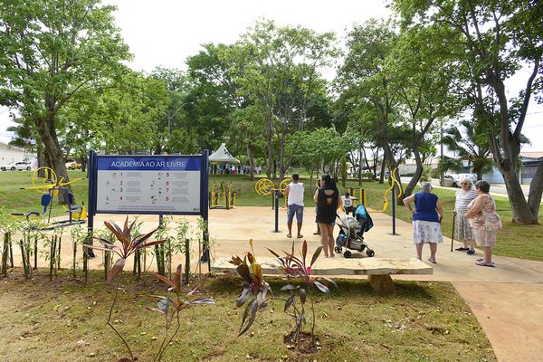 Praça ganhou academia ao ar livre