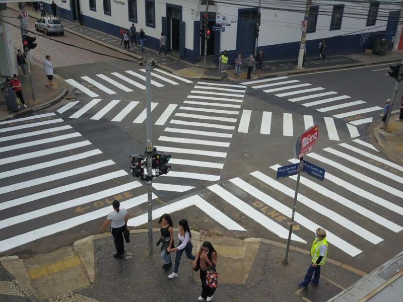 Faixas em X permitem a travessia em uma única etapa