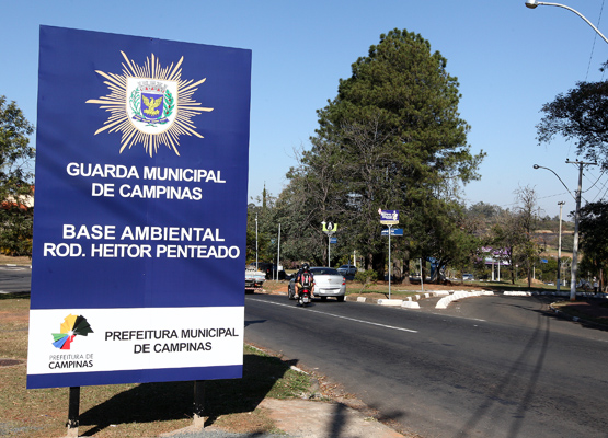 Placa anuncia nova unidade da GM, localizada no Gramado