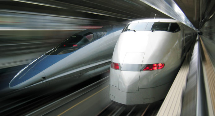Trem sobre trilhos