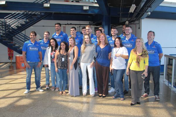 Equipe interage com funcionários