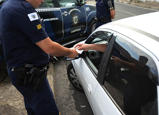 Agente confere documentação de motorista