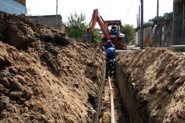 Trabalhadores instalam rede de água na cidade